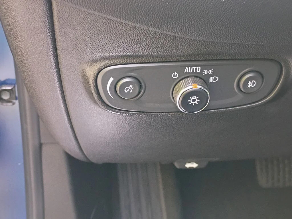 Used 2020 Pacific Blue Metallic Chevrolet Premier image 17