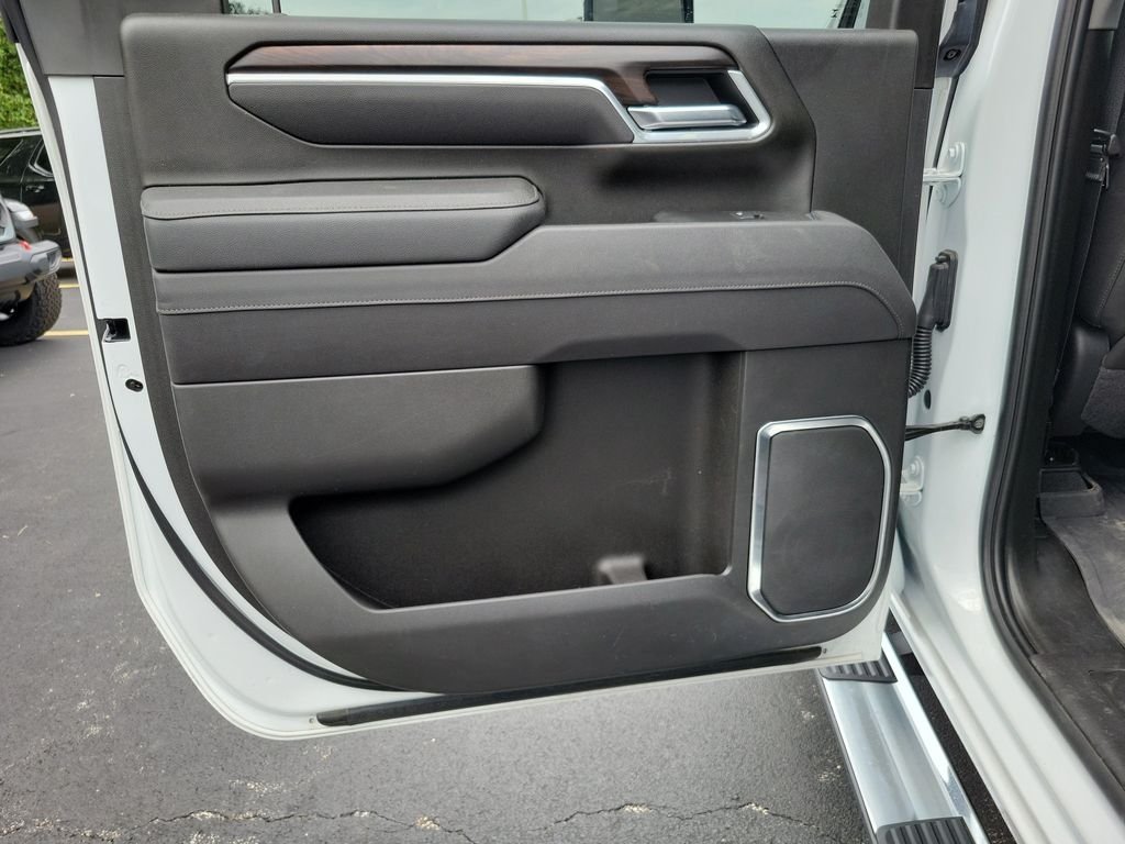 Used 2025 White GMC SLT image 10