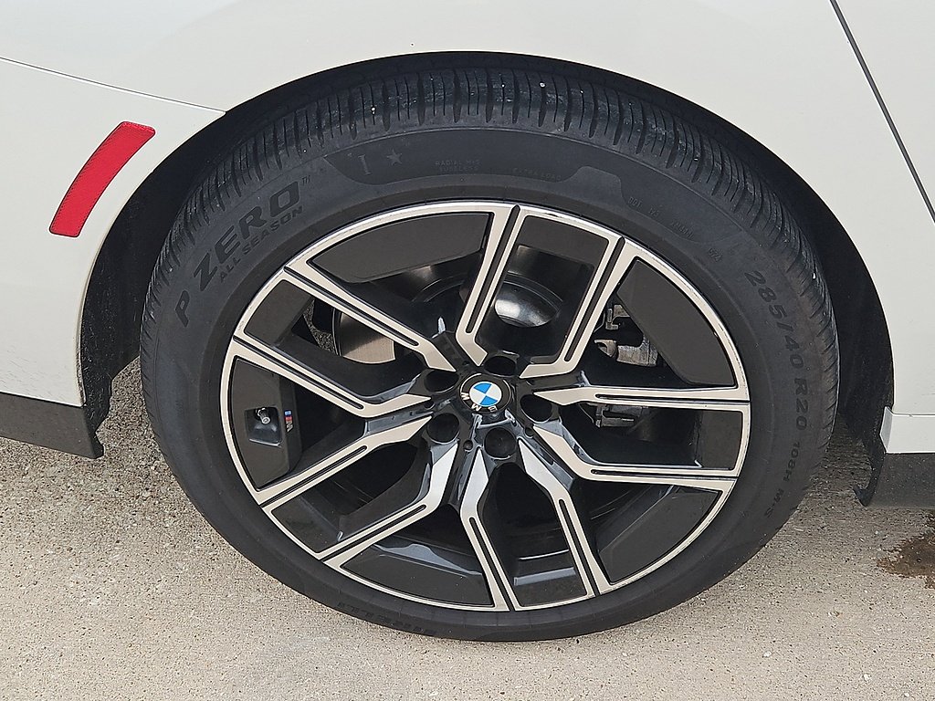 Used 2025  BMW 740i image 9
