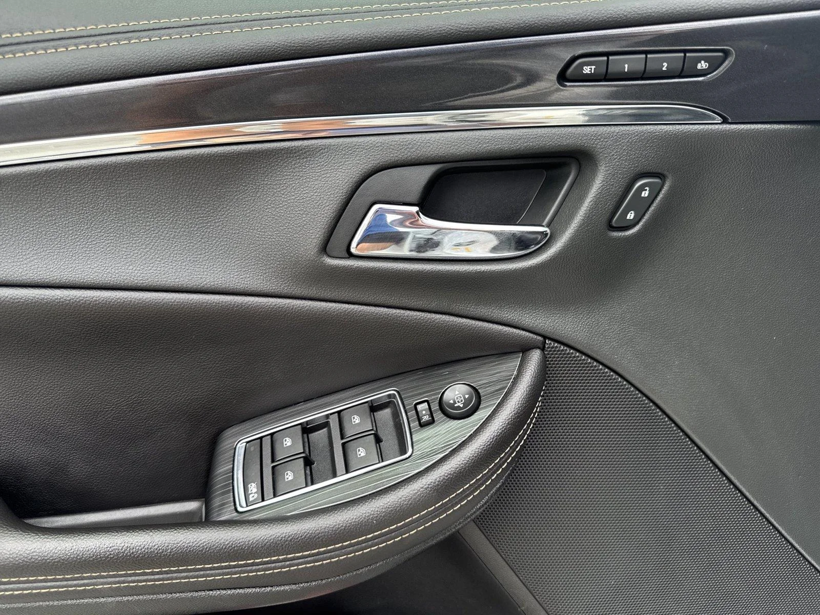 Used 2019 IRIDESCENT PEARL TRICOAT Chevrolet Premier image 17