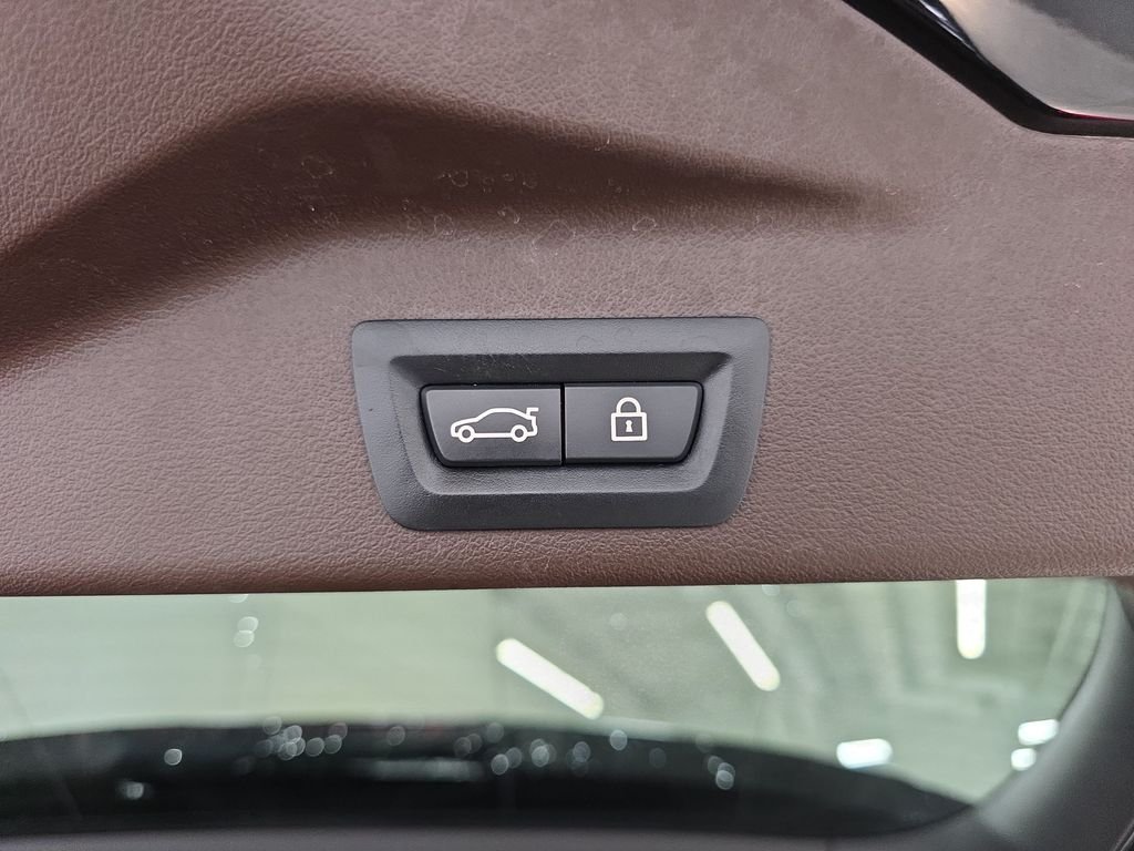 Used 2019 Black Sapphire Metallic BMW xDrive40i image 31