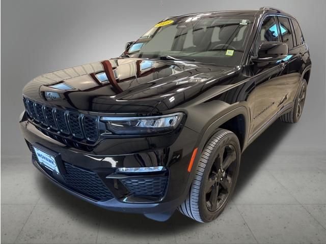 Used 2023 Diamond Black Crystal Pearlcoat Jeep Limited image 1