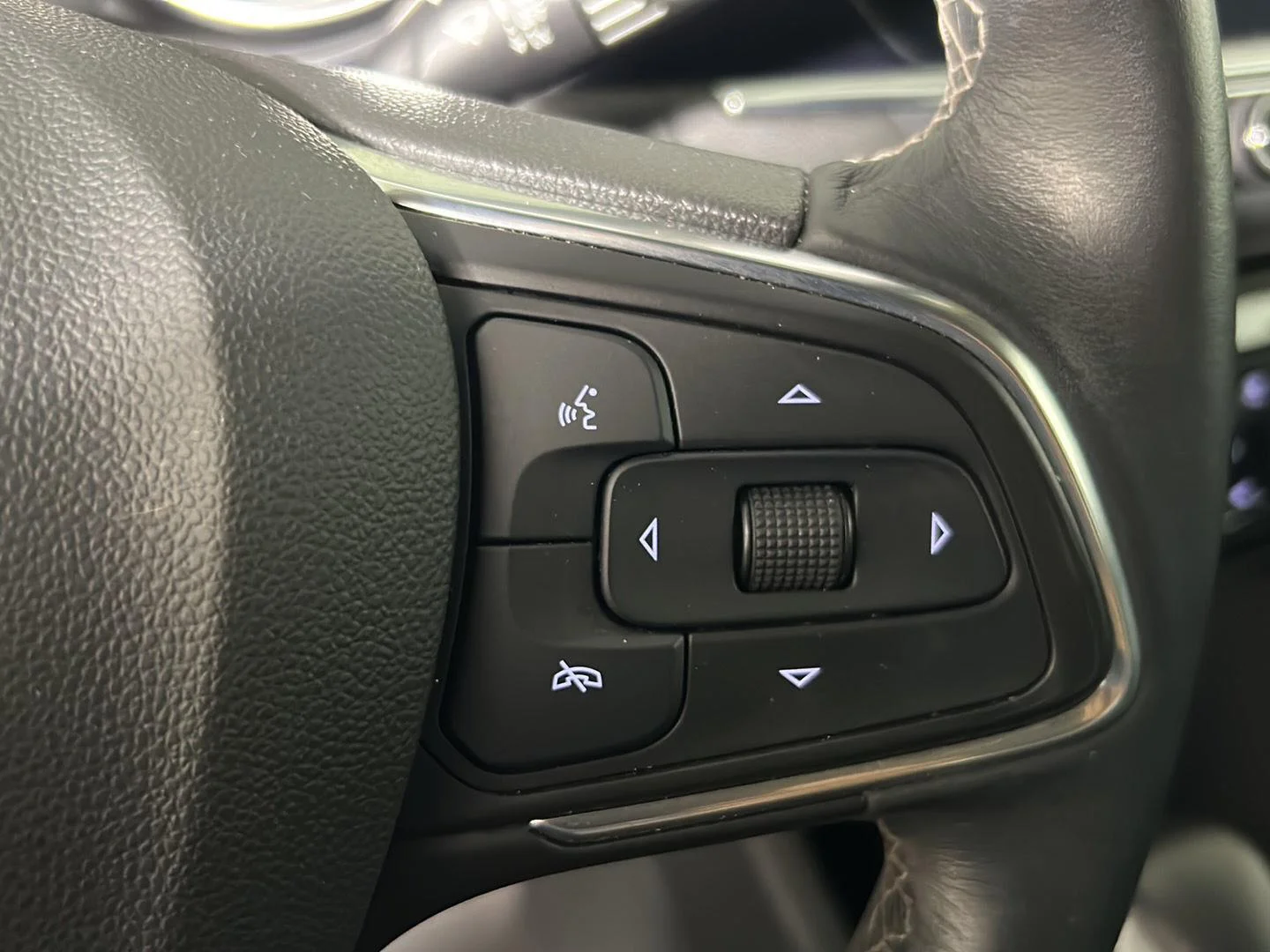 Used 2021 Ebony Twilight Metallic Buick Select image 23