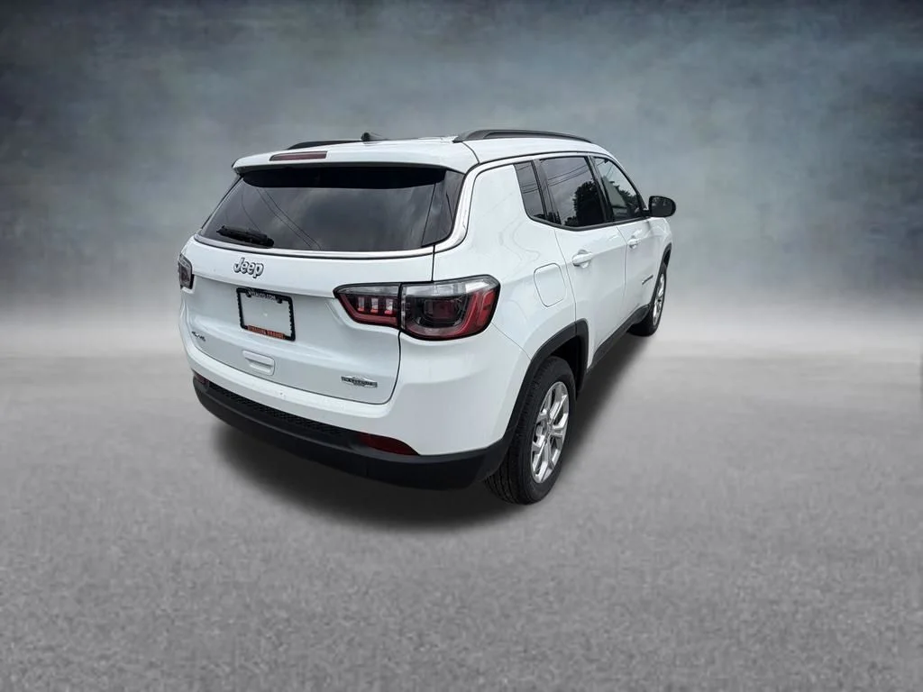 Used 2024 White Jeep Latitude image 5