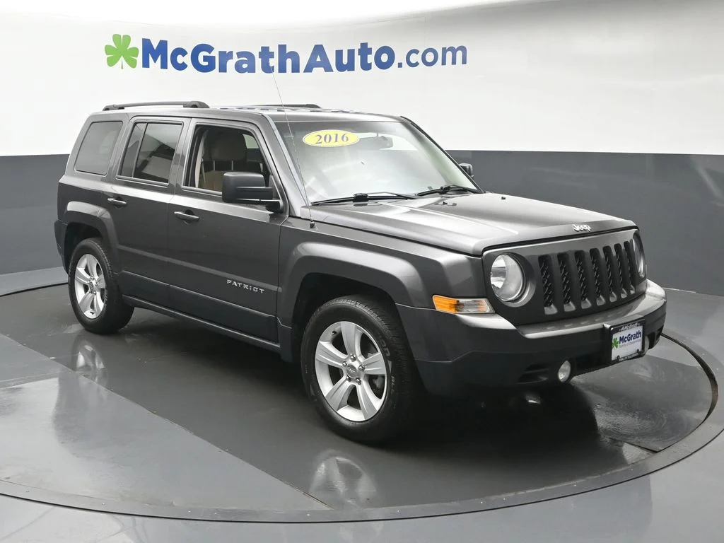 Used 2016 Gray Jeep Latitude image 2