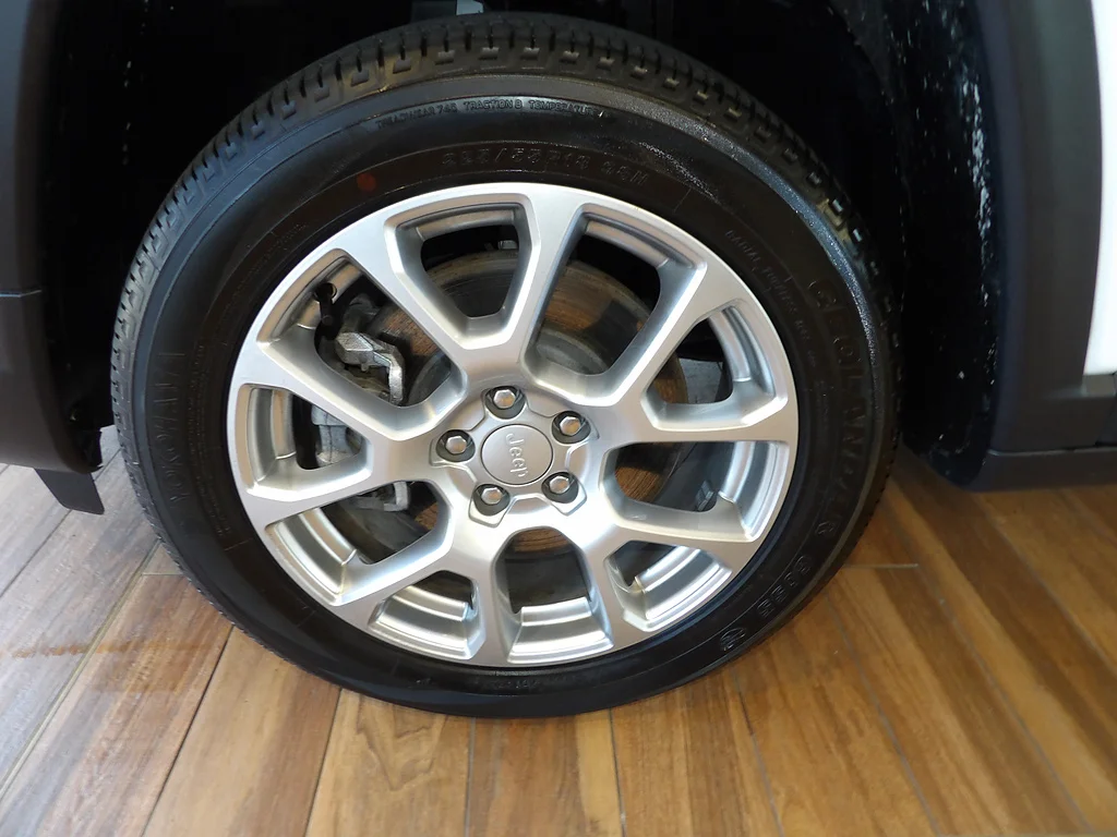 Used 2024 Bright White Clear Coat Jeep Latitude Lux image 10
