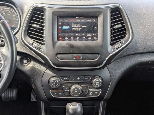 Used 2019 Silver Jeep Latitude Plus image 17