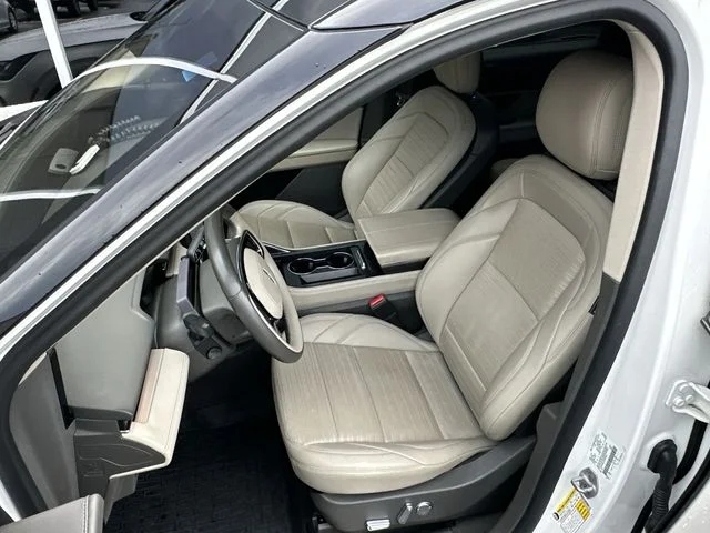 Used 2024 White Lincoln Reserve image 12