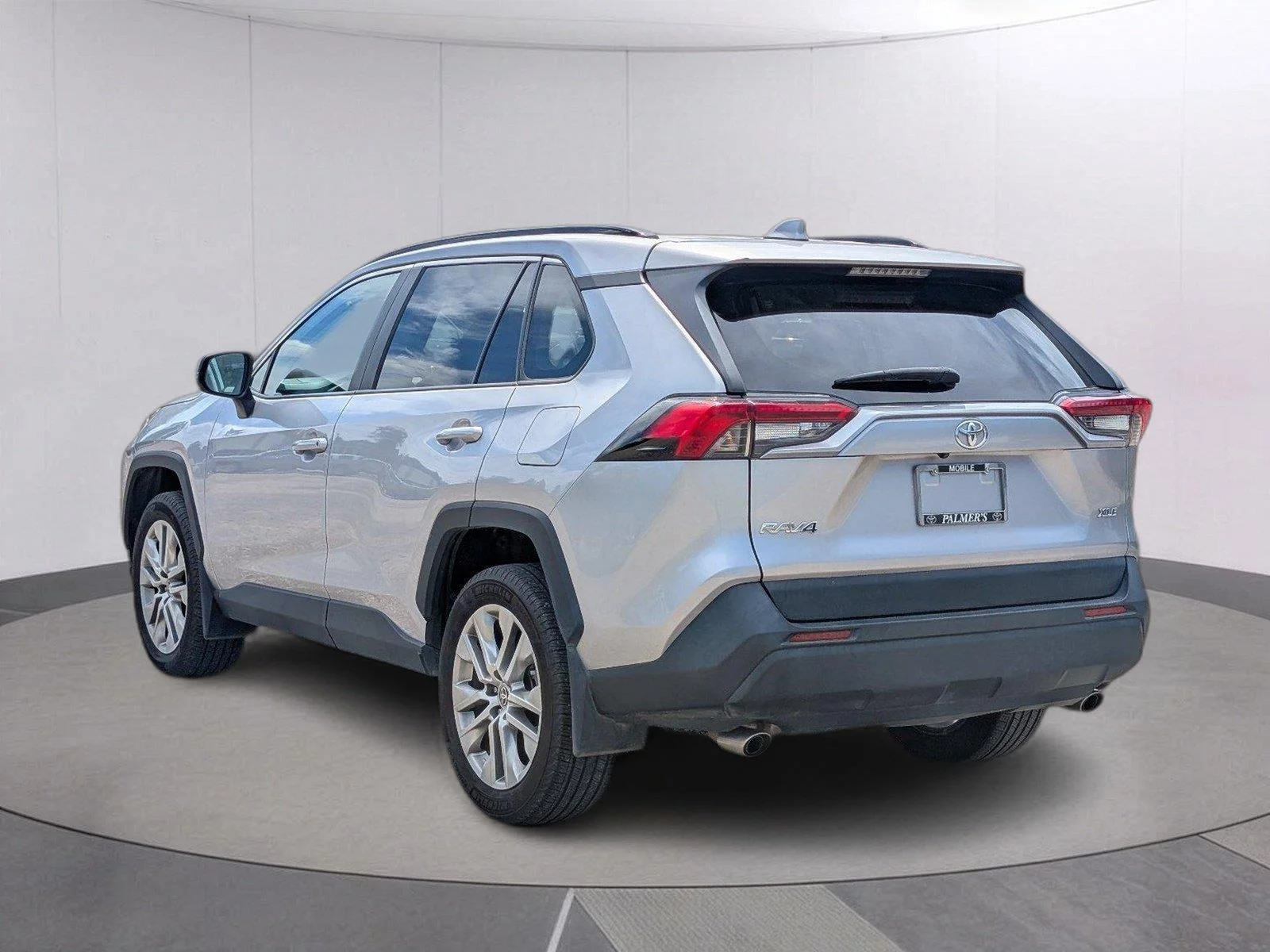 Used 2024 Silver Sky Metallic Toyota XLE Premium image 3