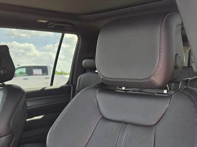 New 2026 Bright White Clear-Coat Exterior Paint Jeep  image 16