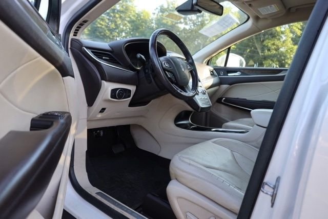 Used 2019 White Platinum Clearcoat Metallic Lincoln Reserve image 14