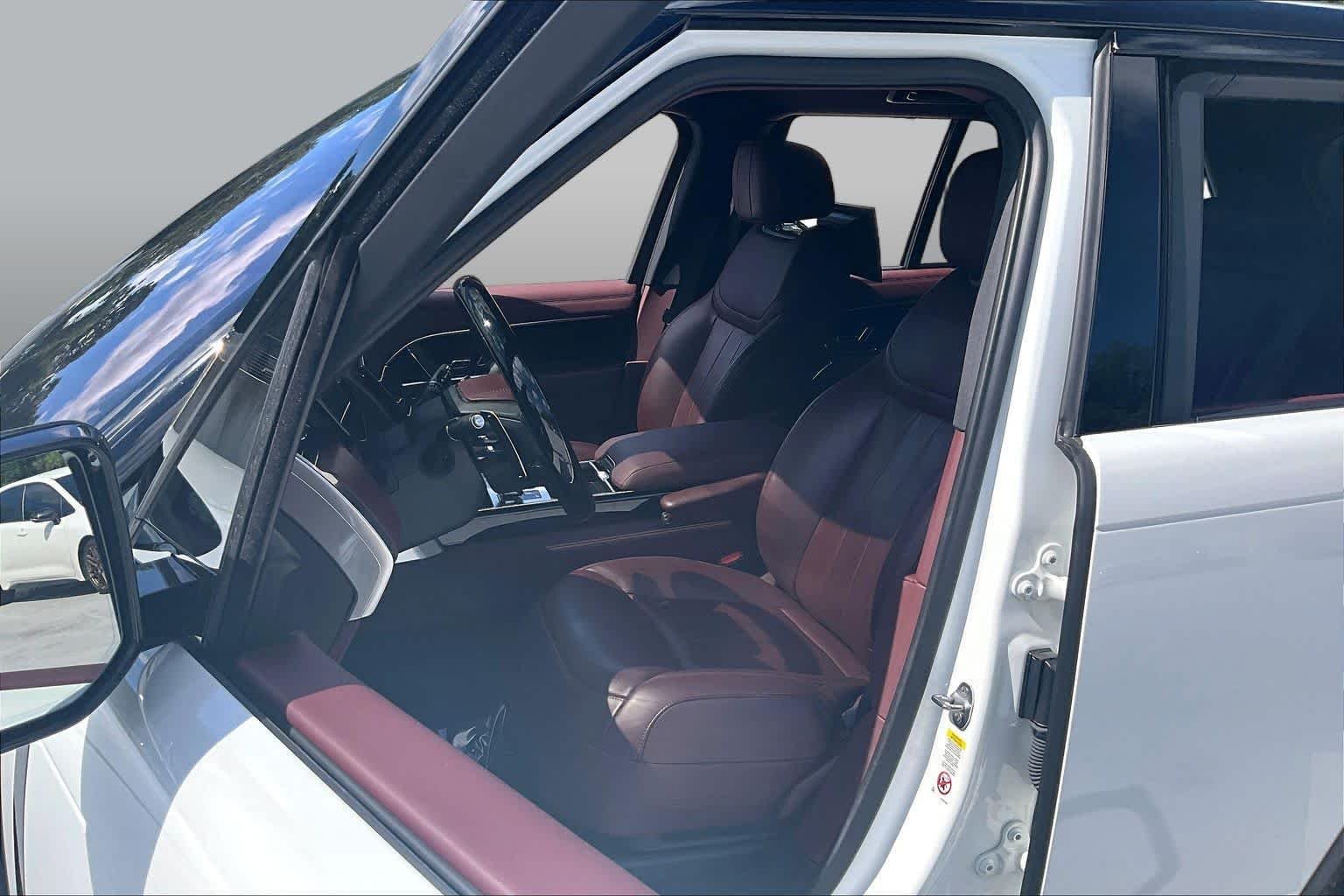 Used 2023 Icy White SV Bespoke Special Effect Satin Land Rover SE image 8