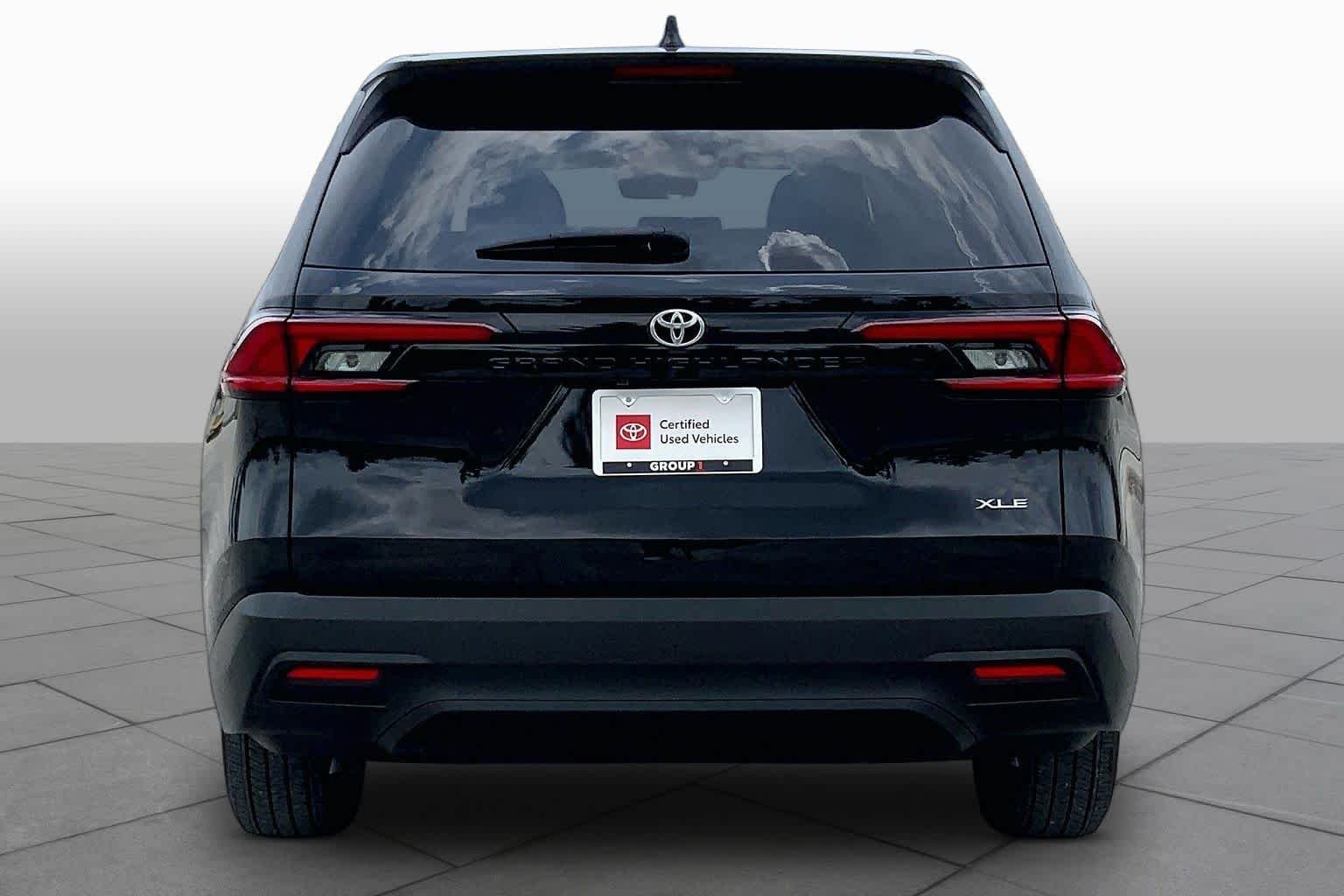 Used 2025 Midnight Black Metallic Toyota XLE image 5