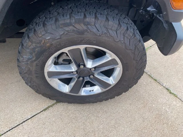 Used 2019 Granite Crystal Clearcoat Metallic Jeep Unlimited Sahara image 13
