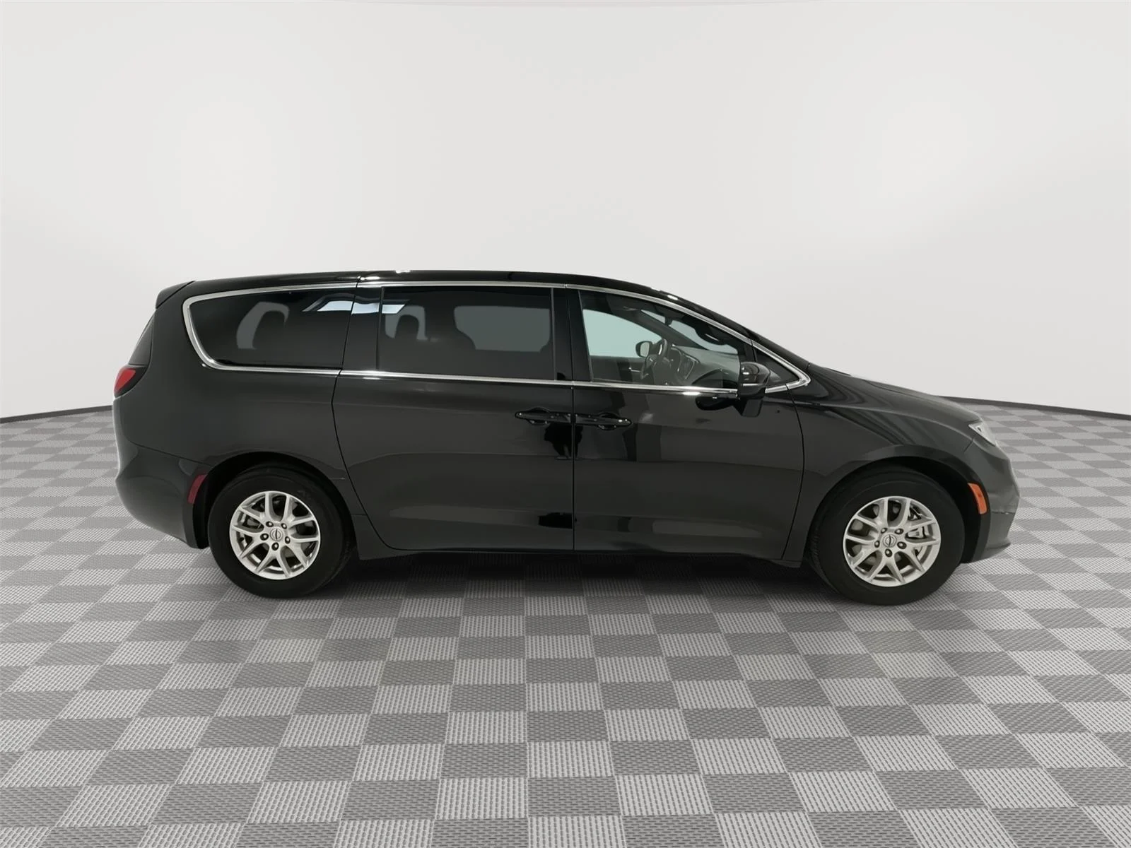Used 2025 Diamond Black Crystal Pearlcoat Chrysler Select image 6