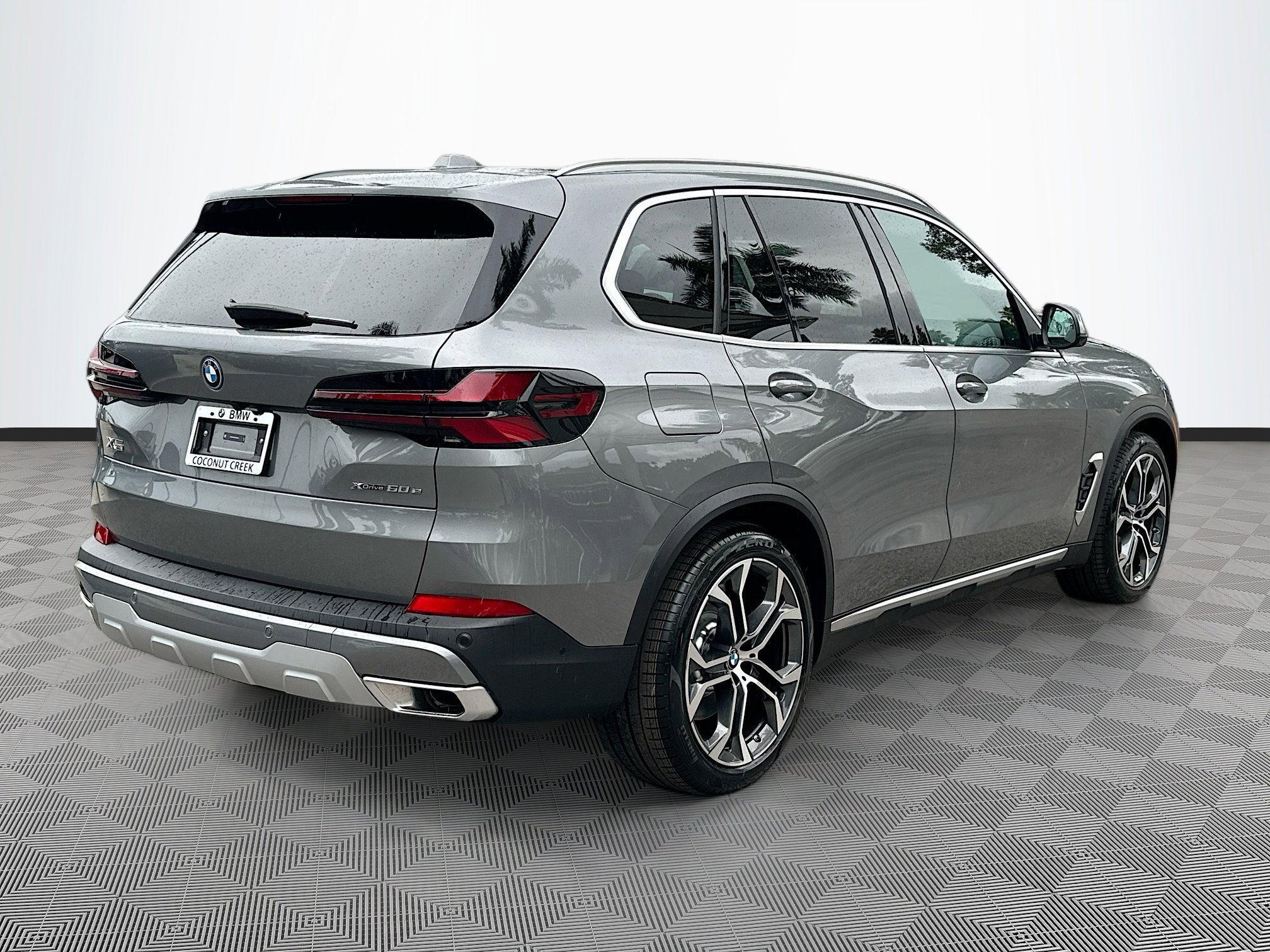 New 2026 Skyscraper Grey Metallic BMW xDrive50e image 6