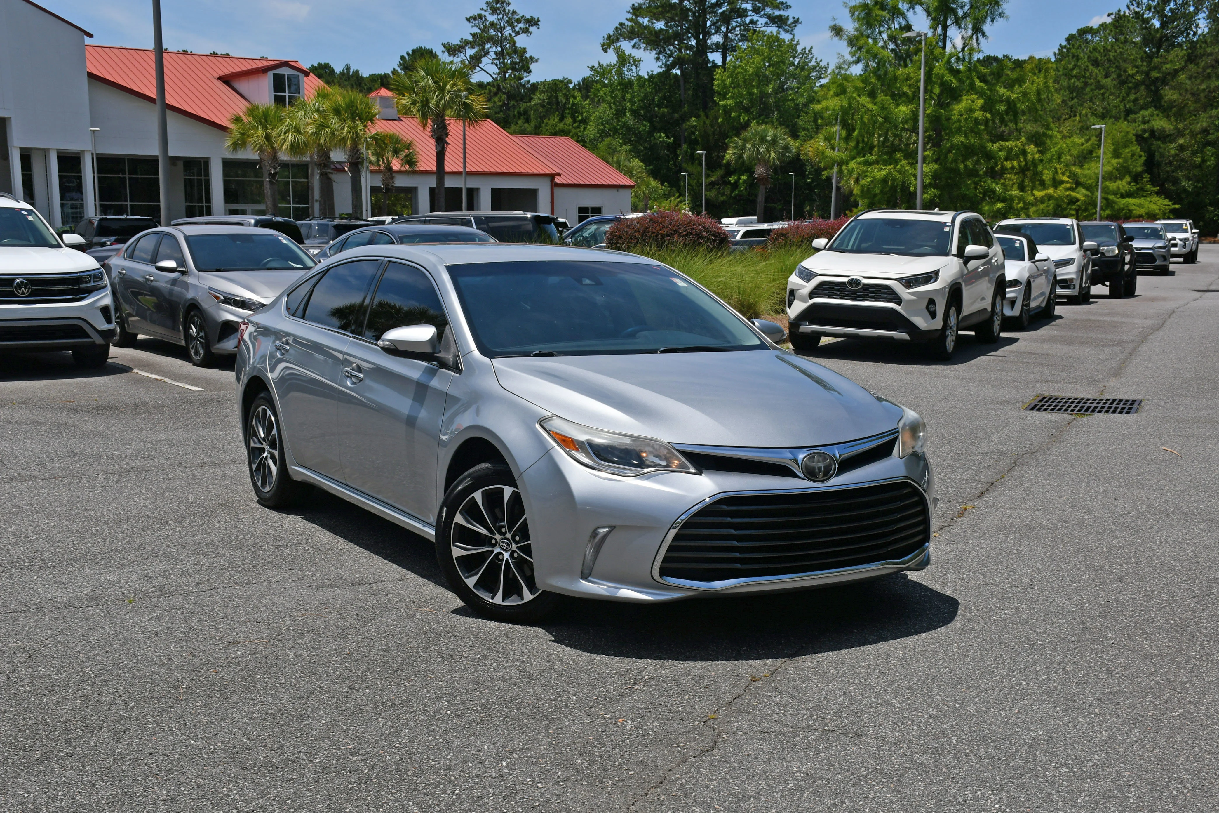 Used 2018 Silver Toyota XLE image 6