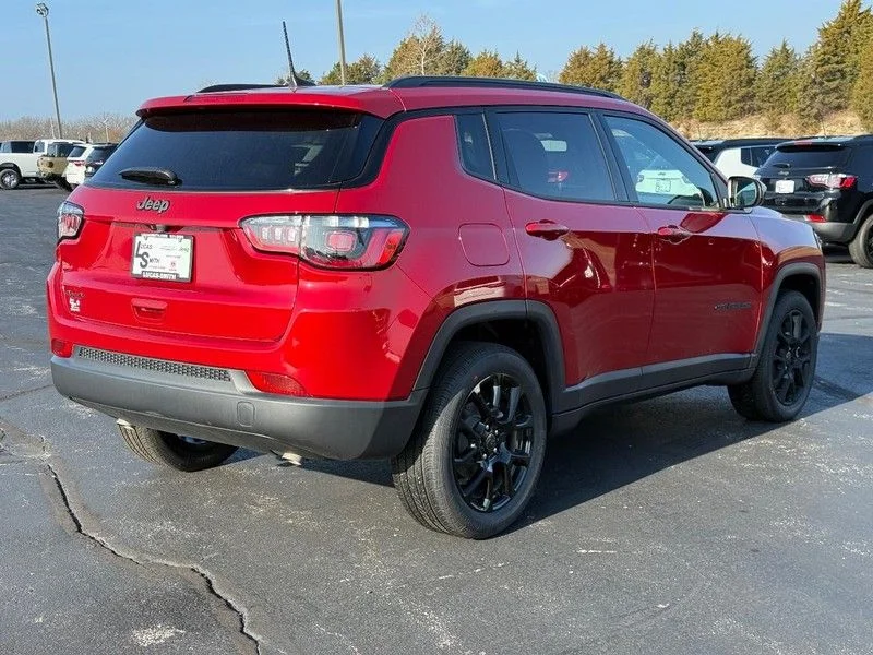 New 2026 Red Hot Pearl-Coat Exterior Paint Jeep Latitude image 3
