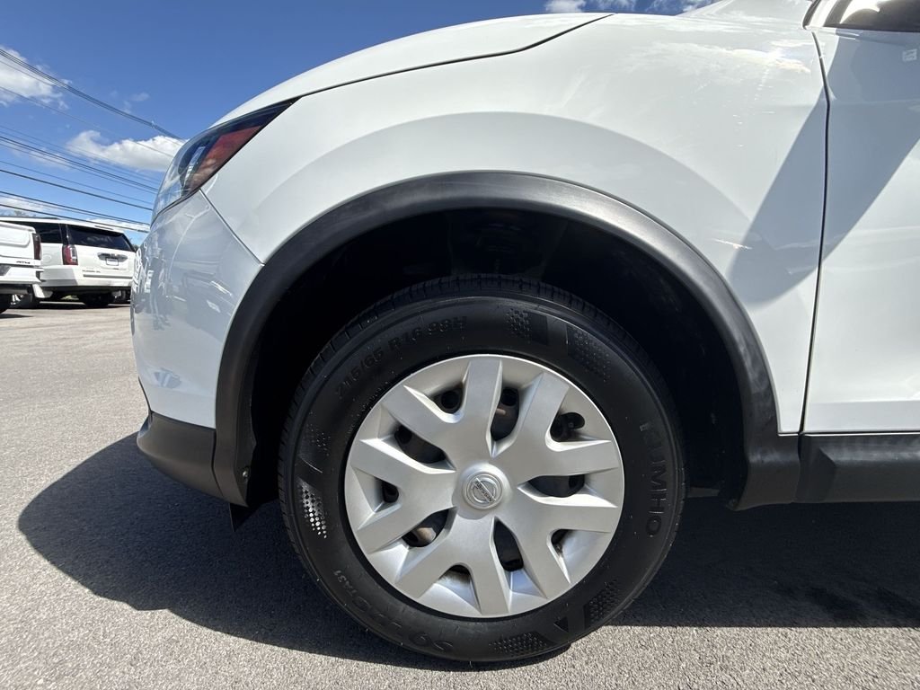 Used 2018 White Nissan S image 10
