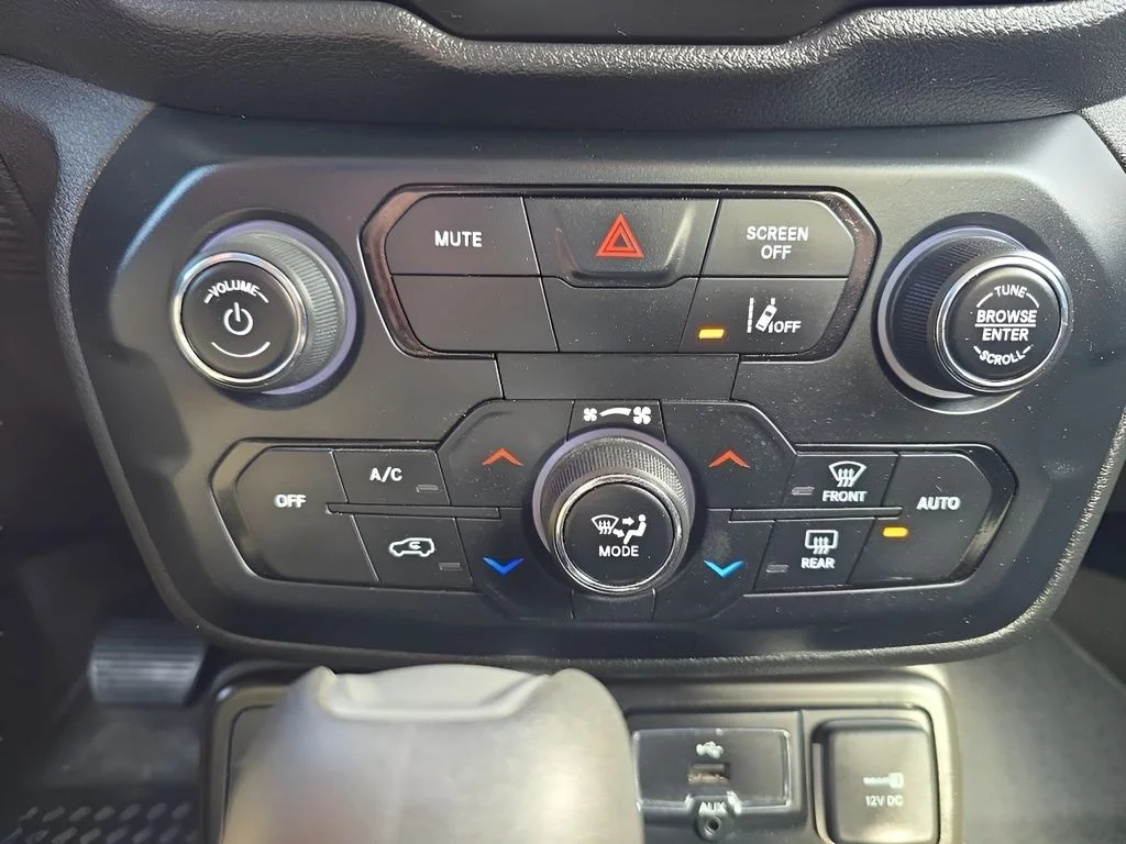 Used 2022  Jeep Latitude image 17