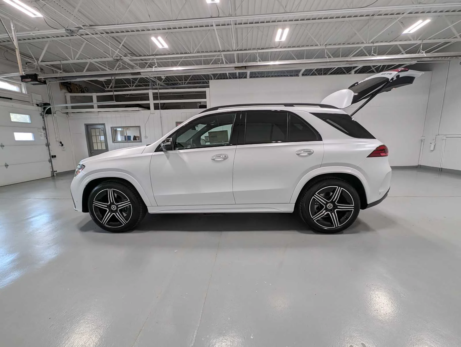 New 2026 MANUFAKTUR Moonlight White magno Mercedes-Benz GLE 450 image 10