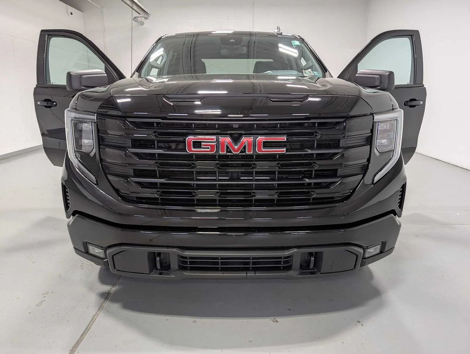 Used 2024 Onyx Black GMC Elevation image 13