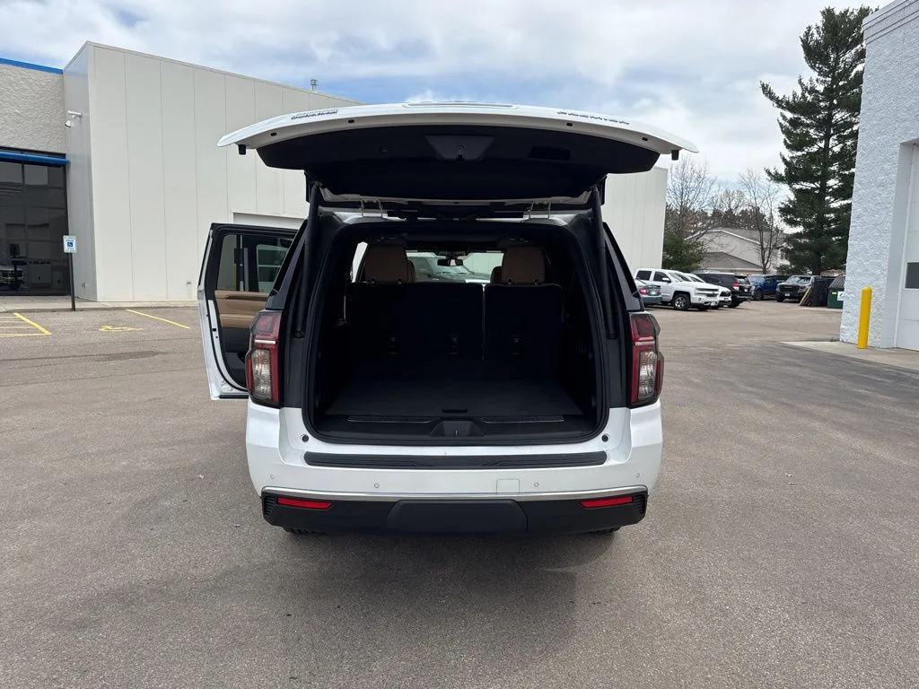 Used 2022 Iridescent Pearl Tricoat Chevrolet Premier image 40