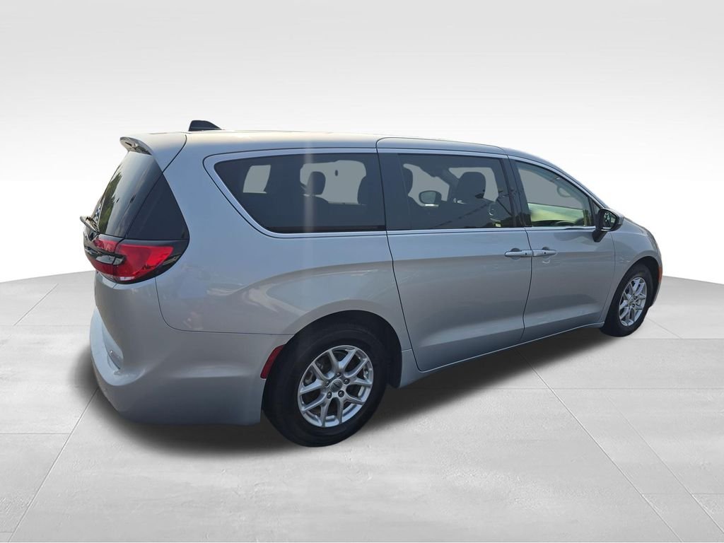 Used 2023 Silver Chrysler Touring L image 5