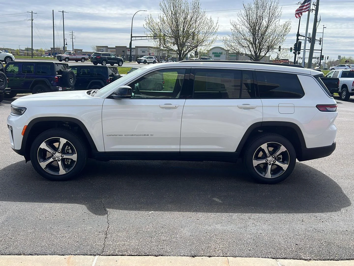 New 2026 Bright White Clear-Coat Exterior Paint Jeep Limited image 4