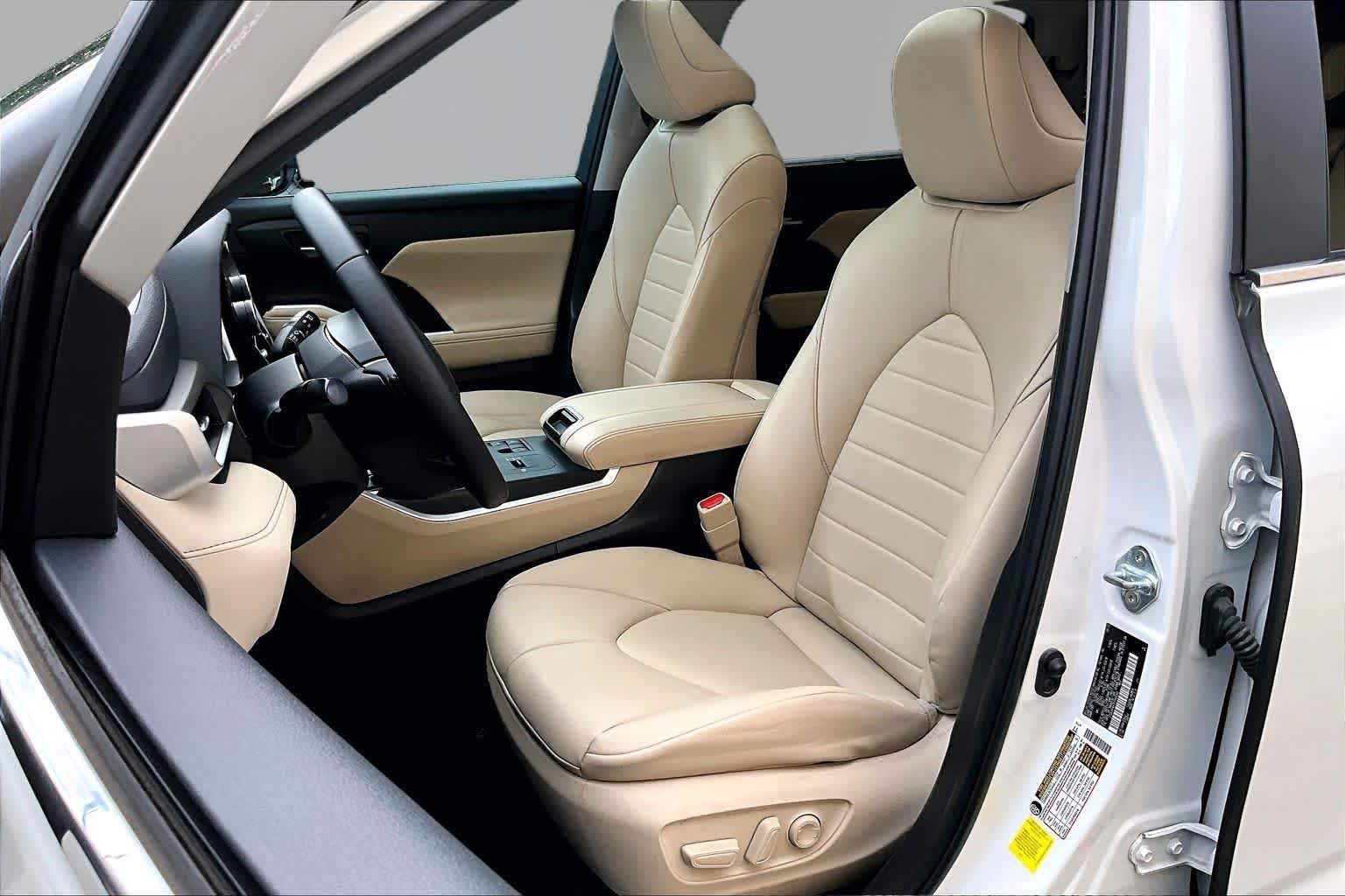 Used 2023 Wind Chill Pearl Toyota XLE image 8