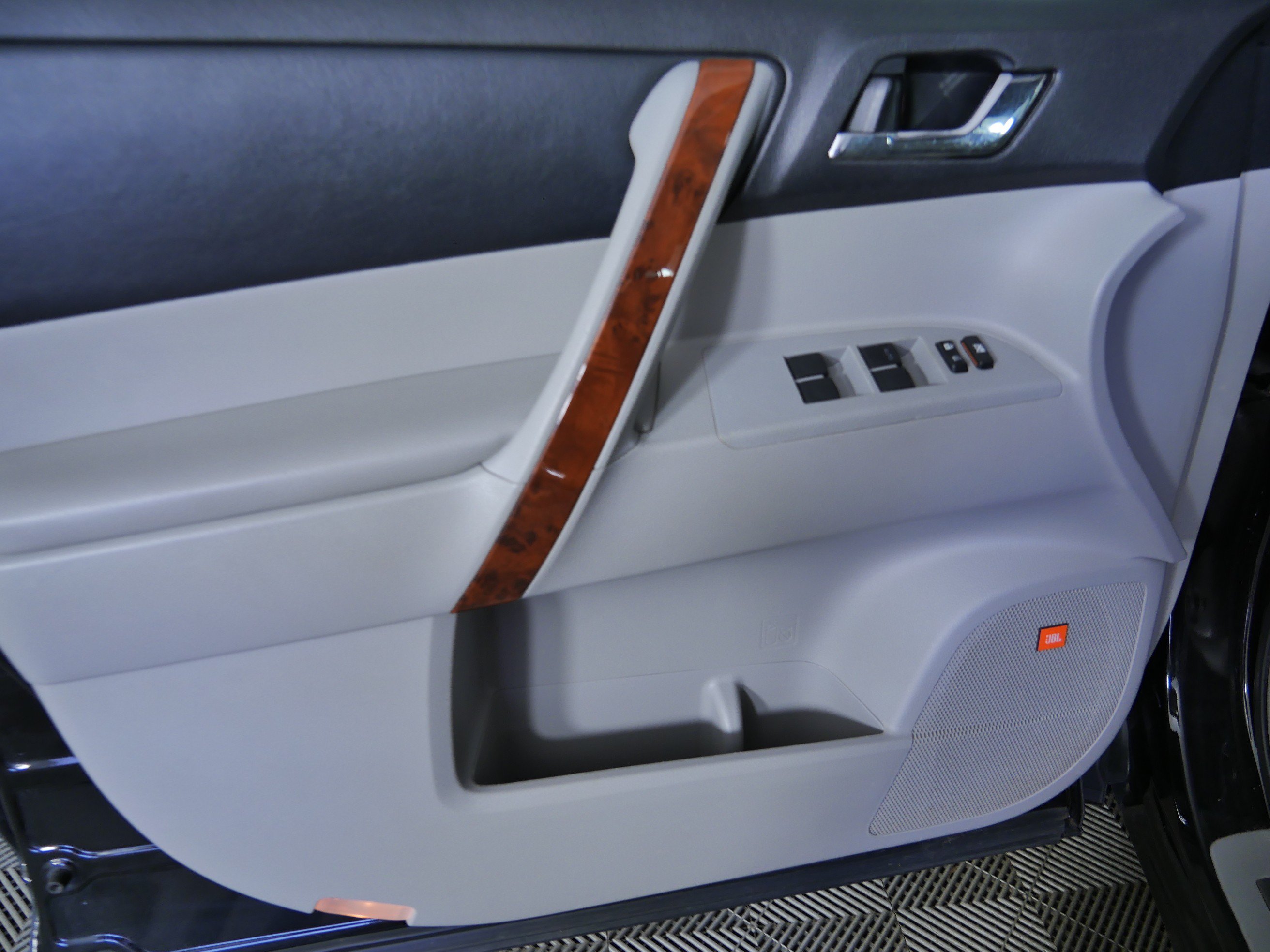 Used 2013 Black Toyota Limited image 22