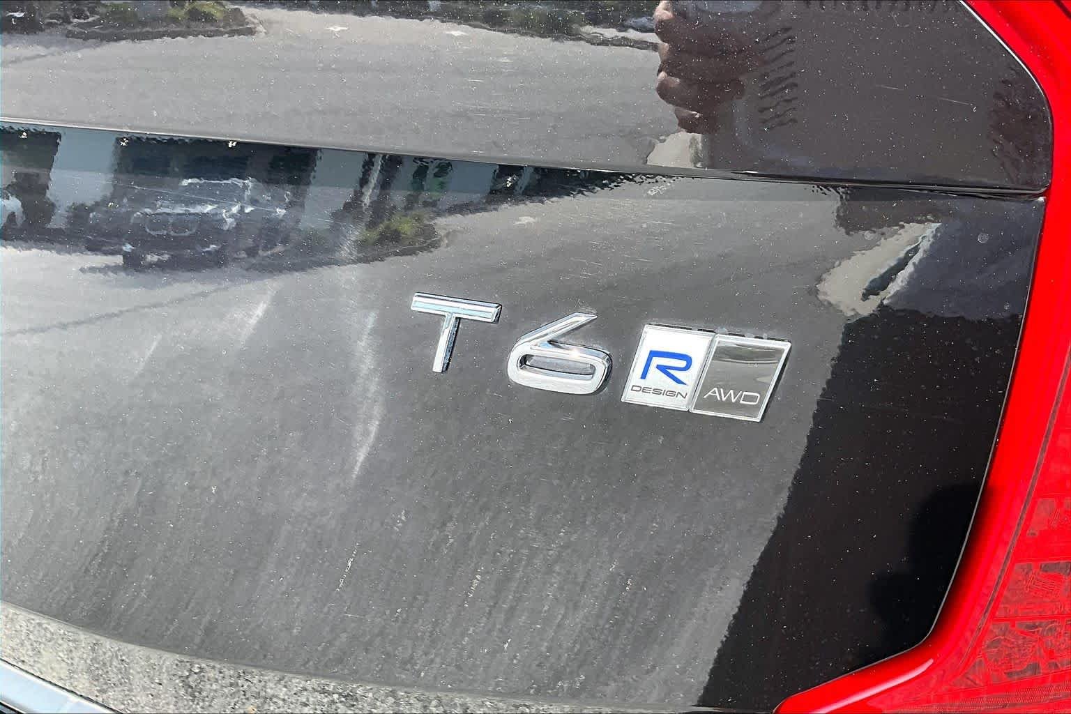 Used 2019 Onyx Black Metallic Volvo R-Design image 10