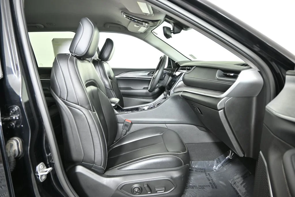 Used 2023 Black Jeep Limited image 13