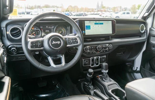 Used 2025 White/off-white Jeep Sahara image 11