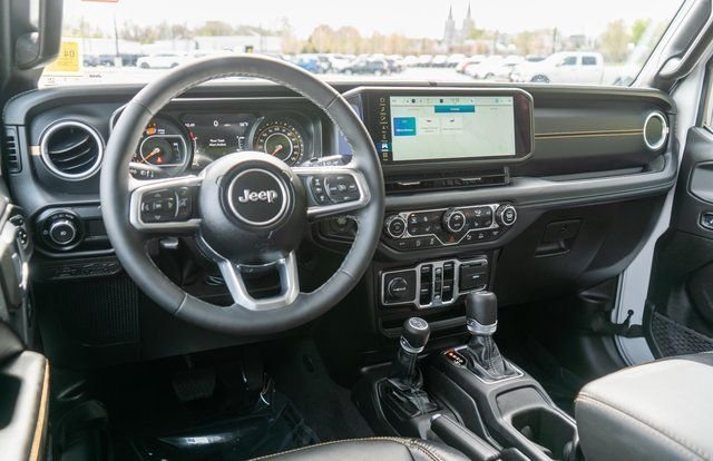 Used 2025  Jeep Sahara image 11