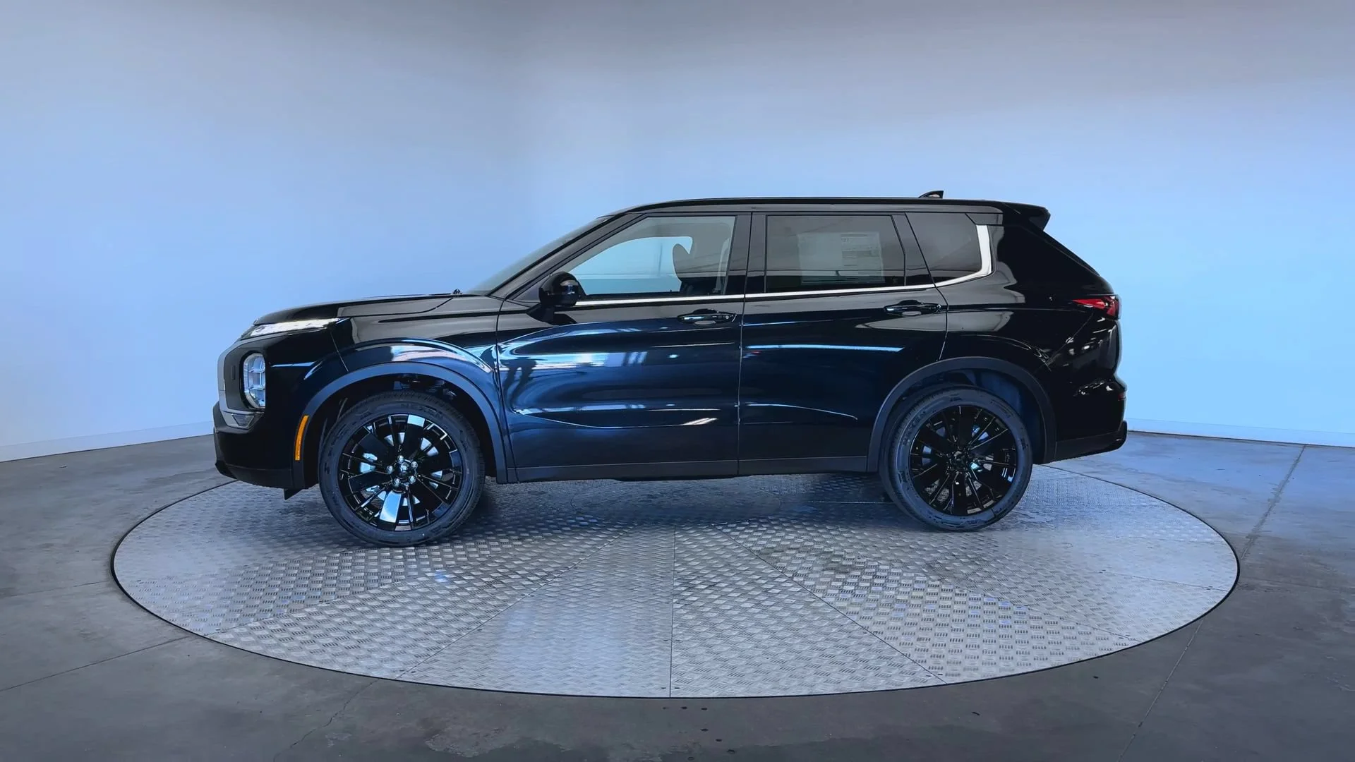 New 2026 Black Diamond Mitsubishi LE image 5