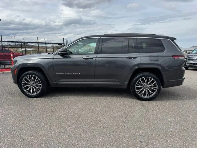 Used 2023 Gray Jeep Summit image 2