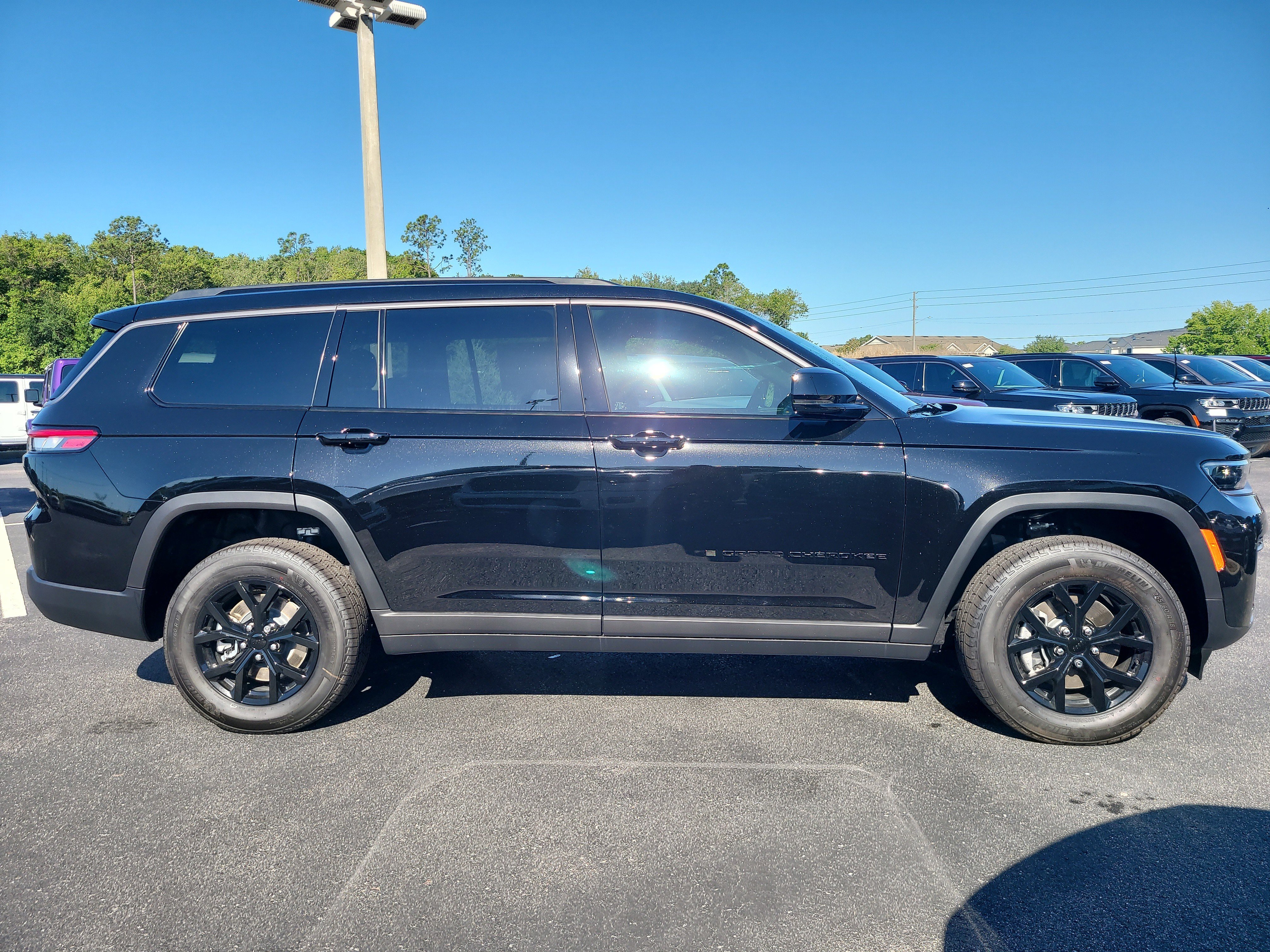 New 2026 Diamond Black Crystal Pearl-Coat Exterior Paint Jeep Altitude image 3