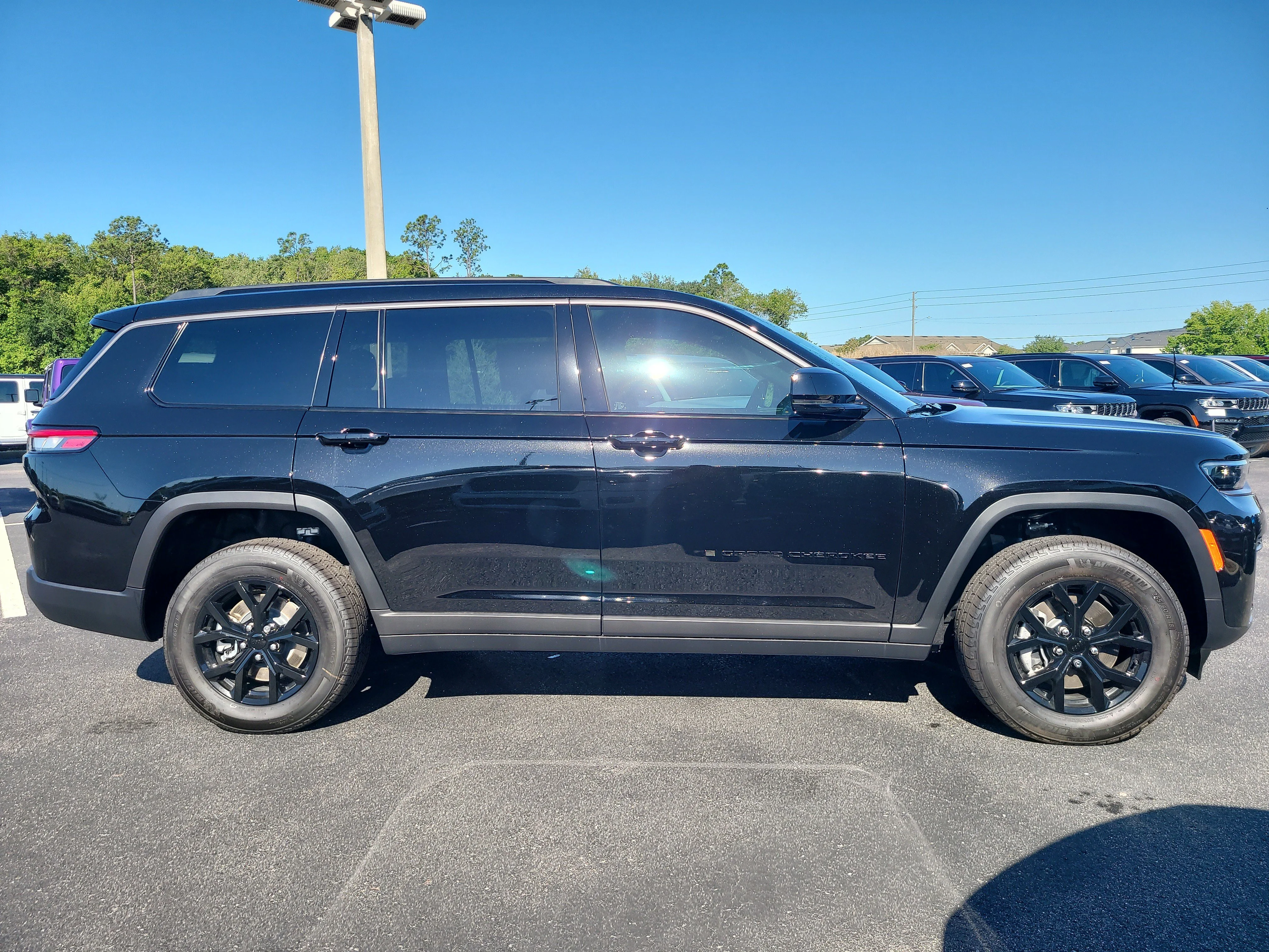 New 2026 Diamond Black Crystal Pearlcoat Jeep Altitude image 4