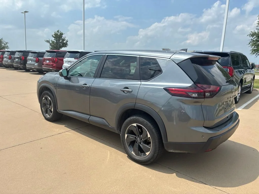 Used 2024  Nissan SV image 3