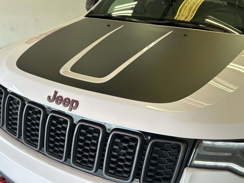 Used 2018 White Jeep Trailhawk image 9
