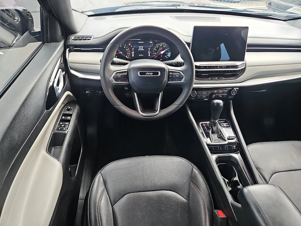 Used 2023 Diamond Black Crystal Pearl Coat Jeep Limited image 10