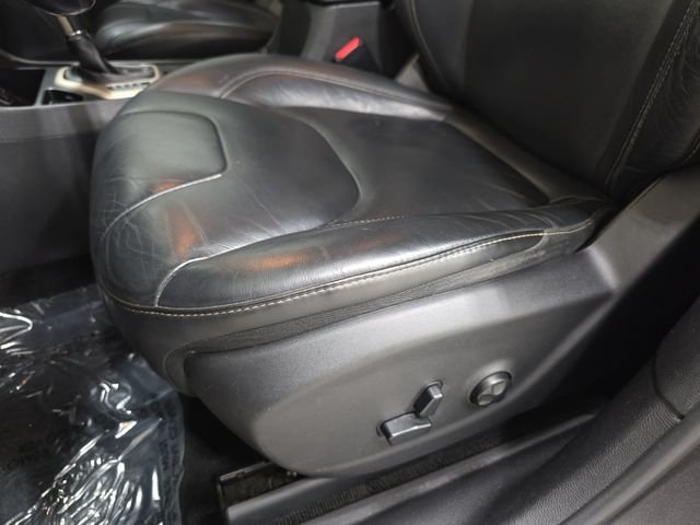 Used 2016 Gray Jeep Limited image 29