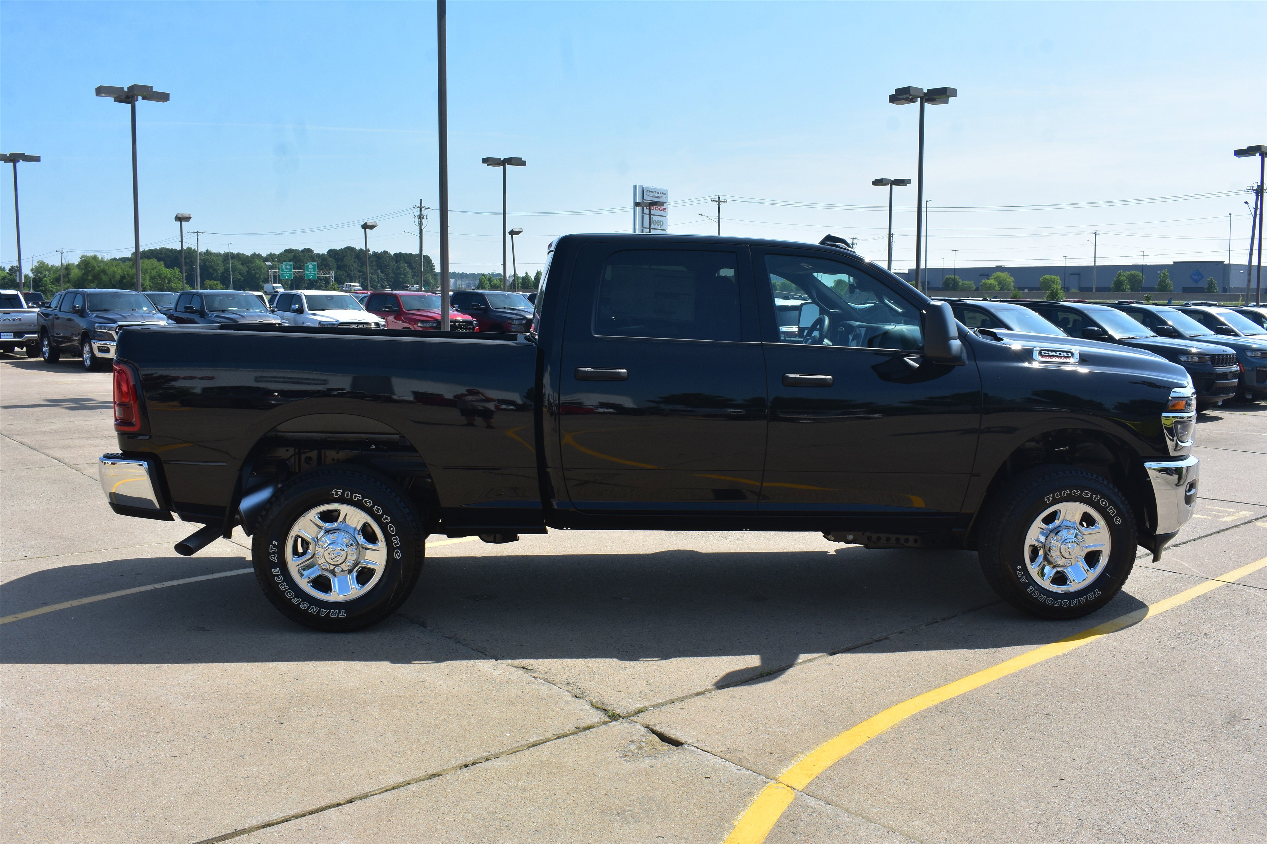 New 2026 Diamond Black Crystal Pearl-Coat Exterior Paint RAM Tradesman image 4