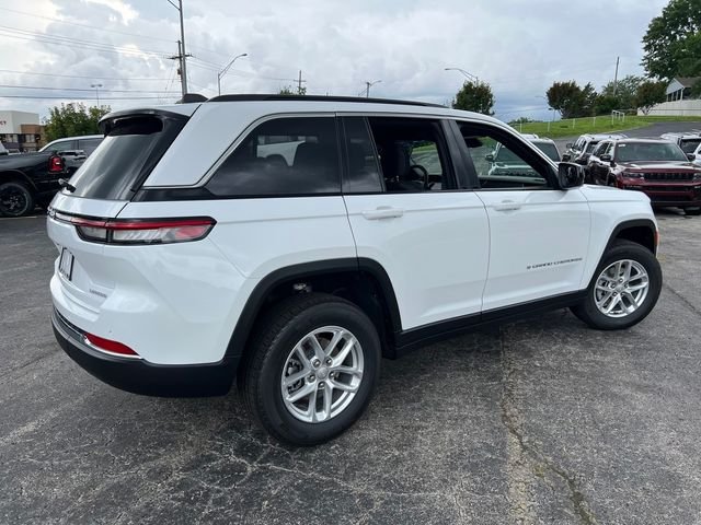 New 2026 Bright White Clear-Coat Exterior Paint Jeep Laredo X image 7