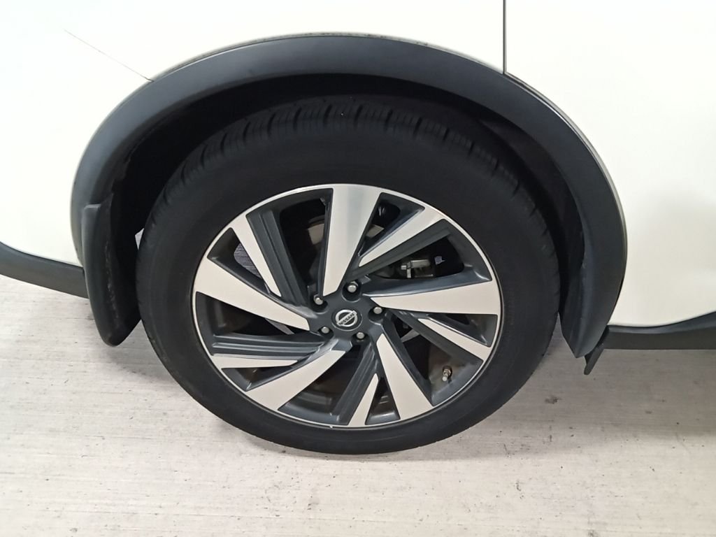 Used 2018 Pearl White Nissan Platinum image 15