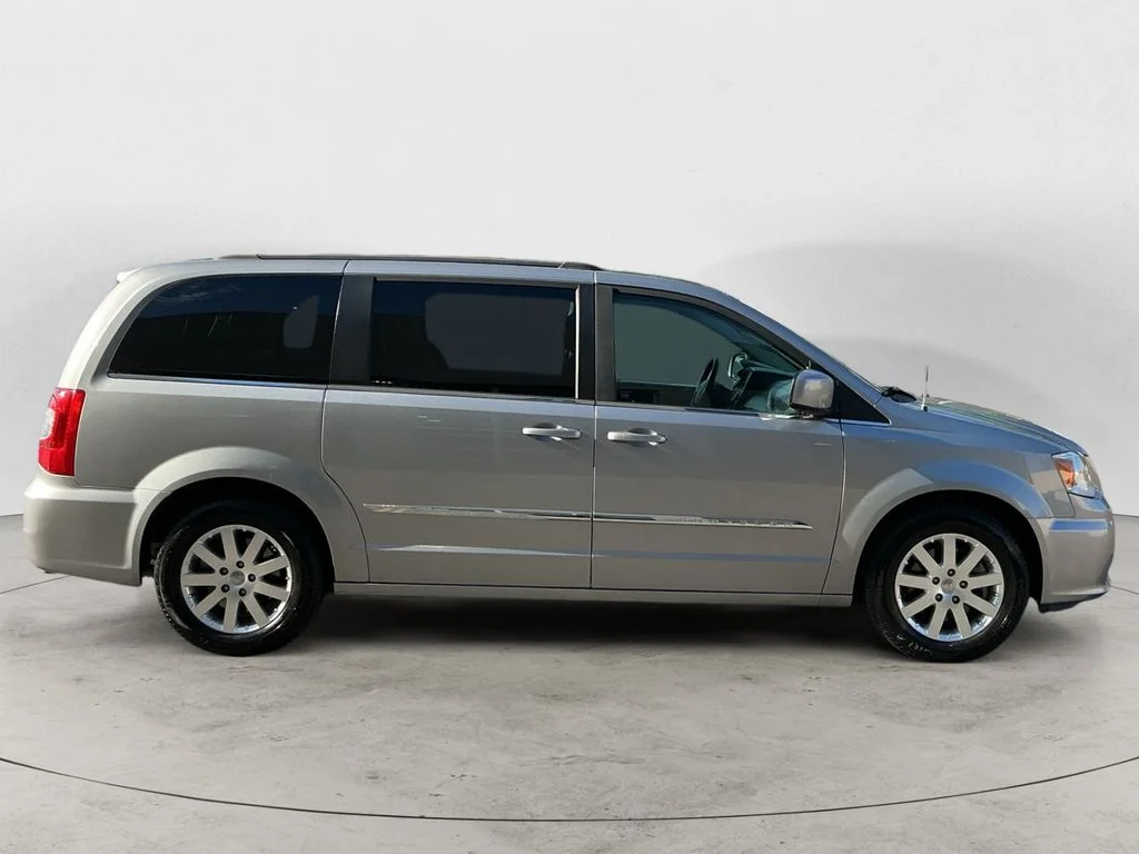 Used 2016 Silver Chrysler Touring image 4