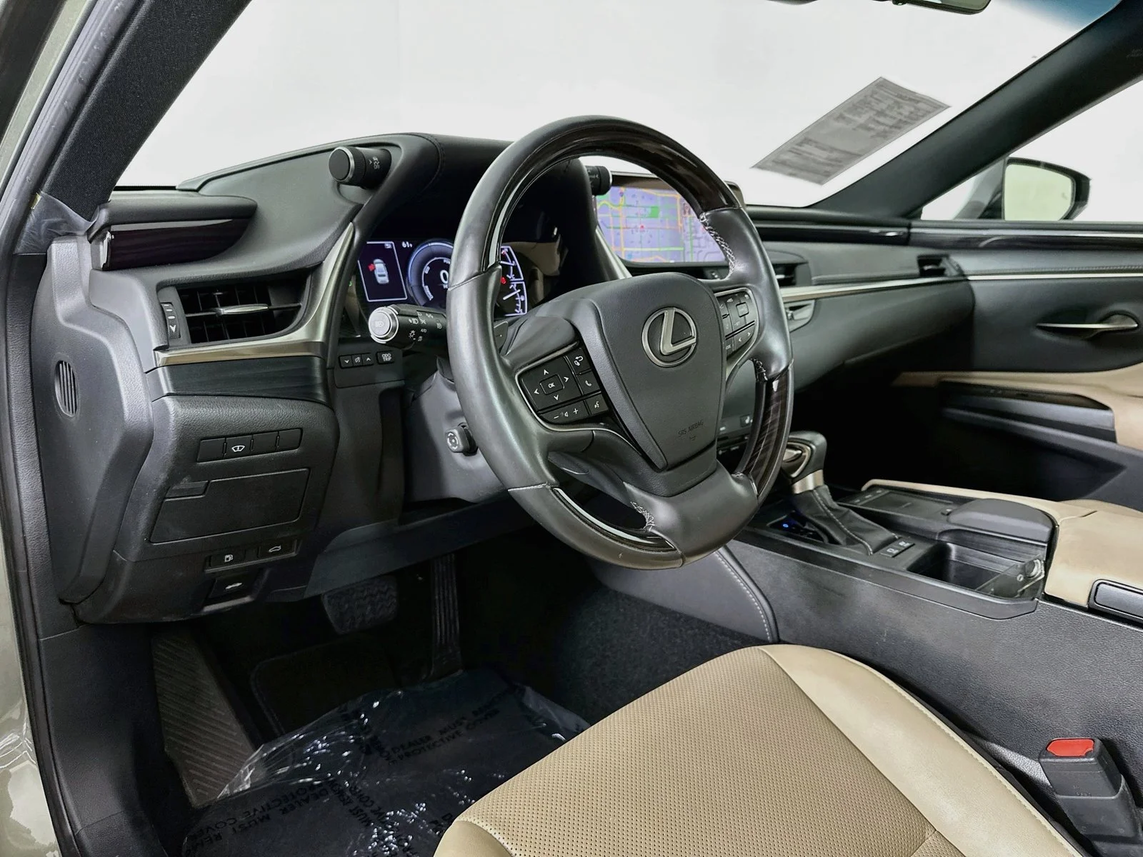 Used 2020 Green Lexus 300h image 9