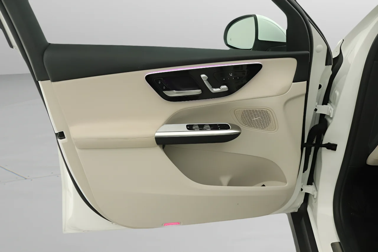 Used 2025 White Mercedes-Benz 350e 4MATIC® Plug in Hybrid image 17