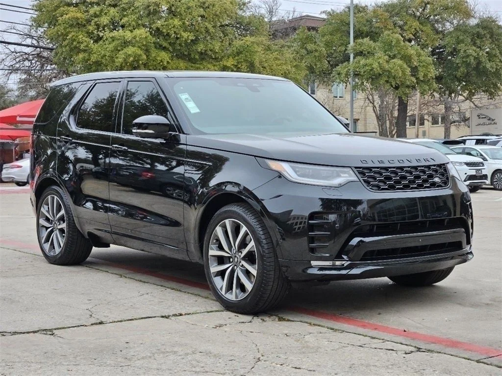 Used 2025 Black Land Rover Dynamic SE image 2